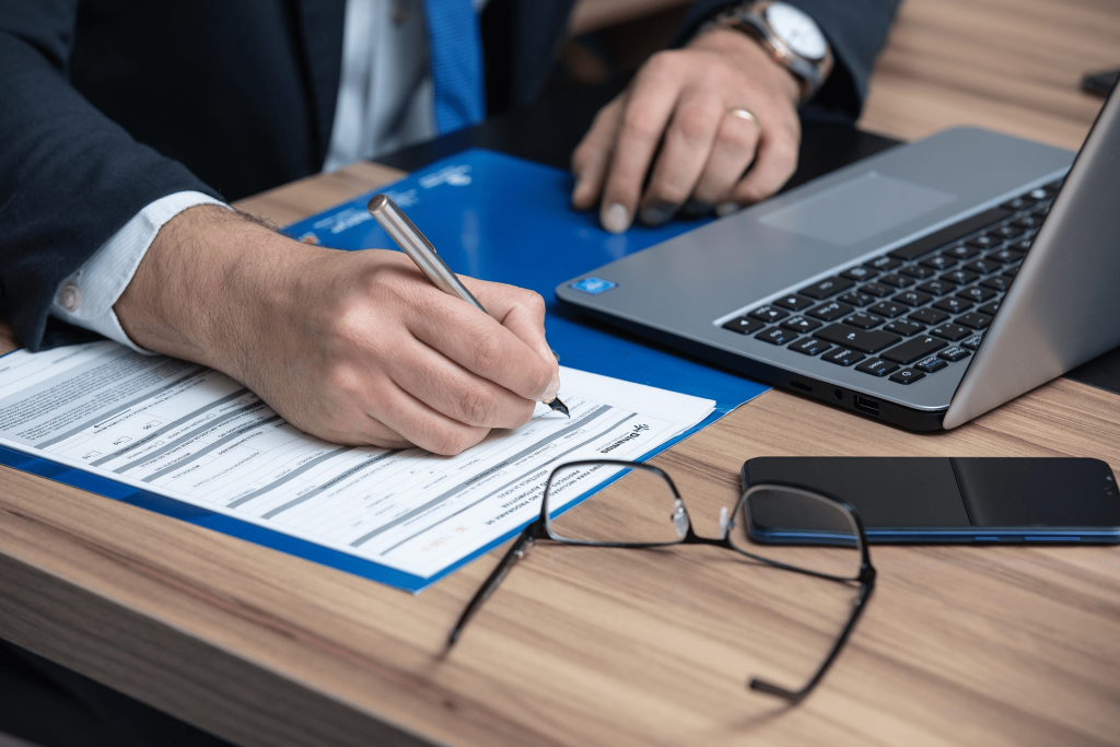 Law essay writing help UK – student planning a case-led structure with OSCOLA references