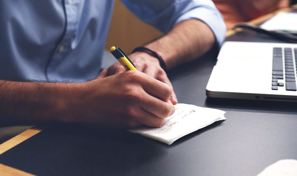 Reflective Essay Topics UK – student planning a reflection using Gibbs and Kolb models